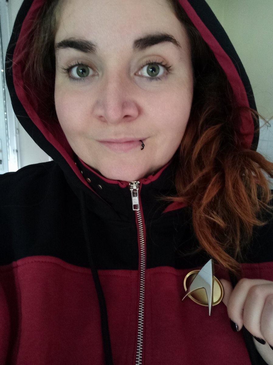 luyepii's tweet photo. Elle est arrivée ! Ma jolie veste pour l'hiver prochain spéciale #startrek ! J'aime tout simplement, elle est superbe ❤ #emp #emponline #joie #happy https://t.co/K8X87Oyftt