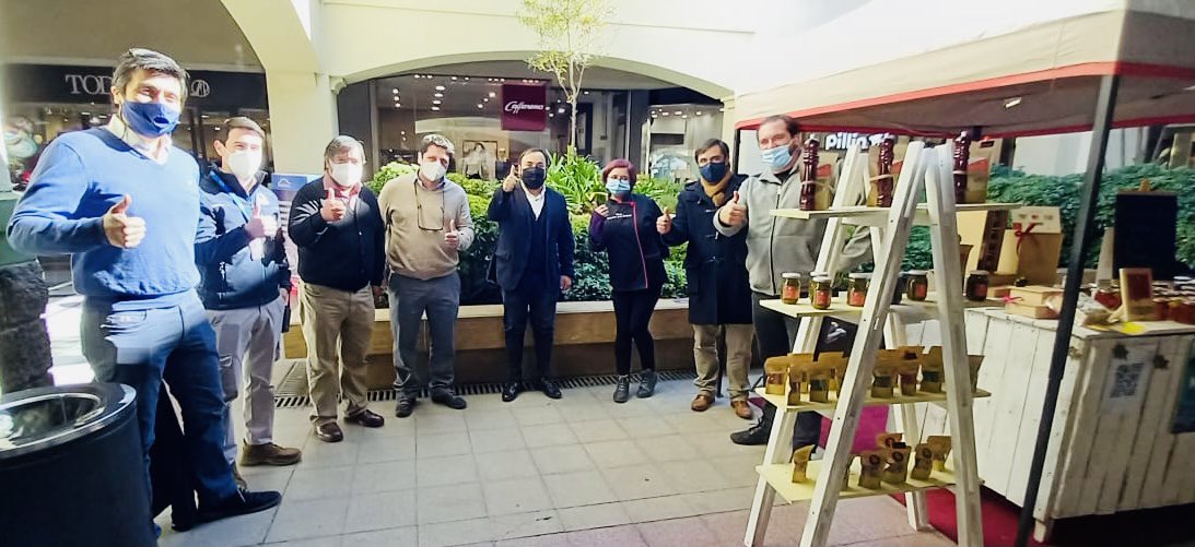 SERCOTECSexta's tweet photo. Hoy se realizó el lanzamiento de feria “Portal Emprende” en que participarán más de 60 #emprendedores hasta el 18 de junio, la actividad fue encabezada por Director @sebaosoriom junto a Gabinete Económico, Coordinadores #CentrosdeNegociosSercotec y representantes de Cencosud 🛍 https://t.co/BzLKisH0FQ