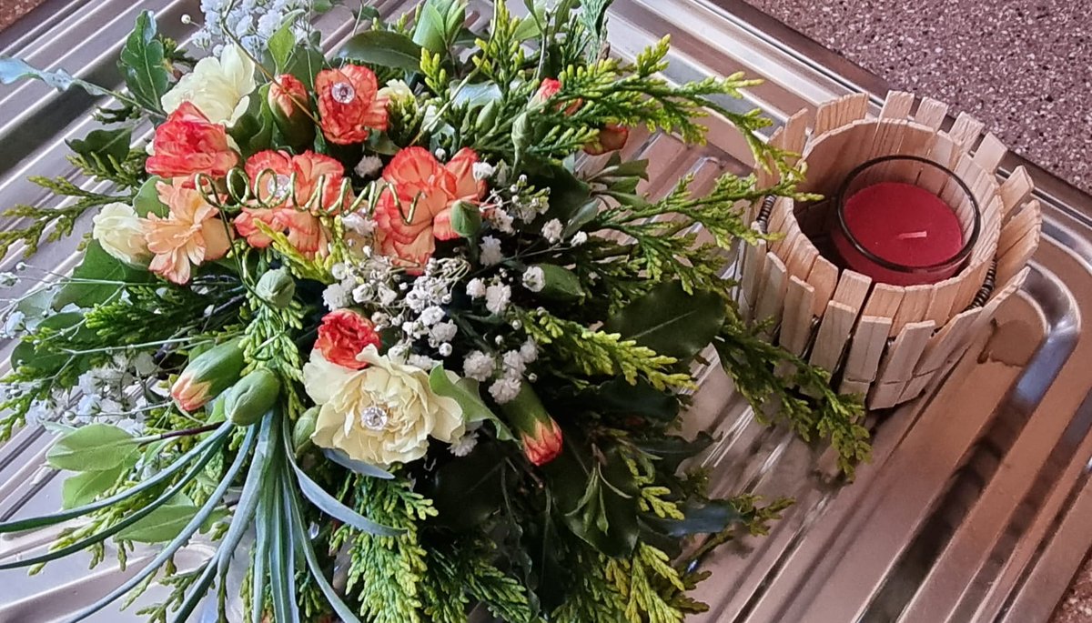 PeninsulaHLP's tweet photo. Our Better Days penultimate session flower arranging and getting creative. Next programme starting 8th June. @HLCAlliance @LoragHlc https://t.co/lvD4xF8YQZ