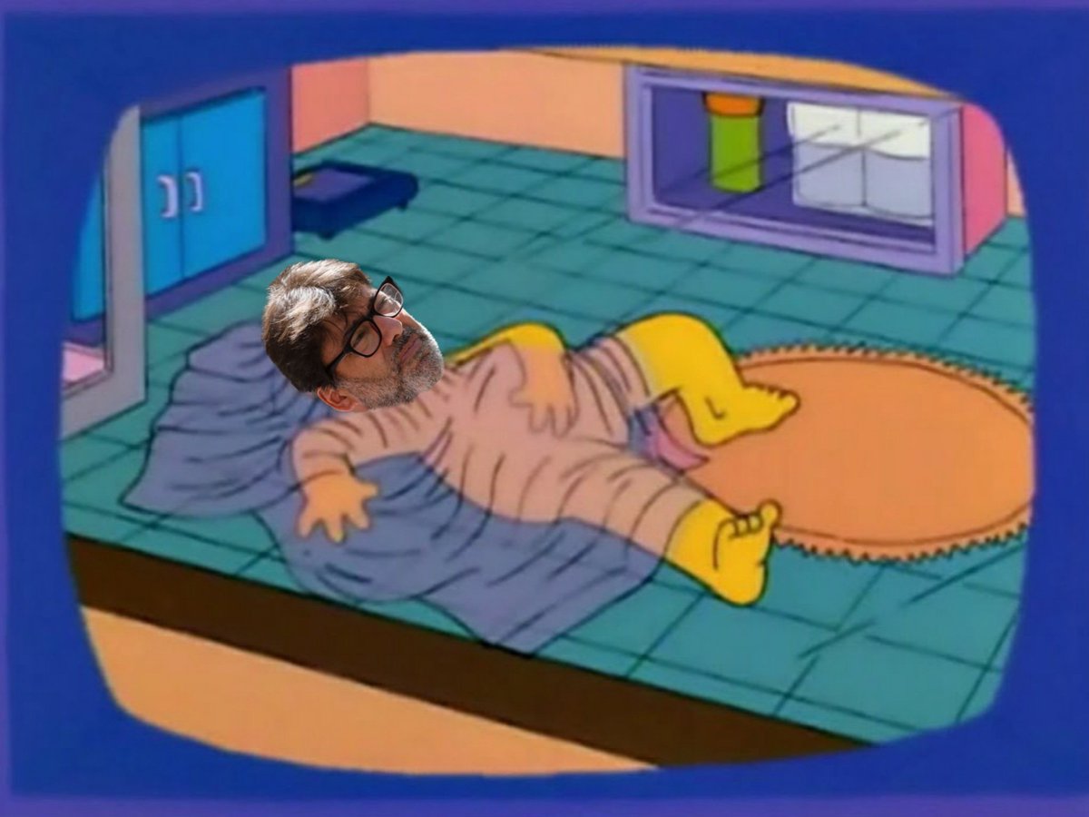 felipealten's tweet photo. Lo de la mansión de #Jadue es real, acá hay una foto que le tomaron en el baño, durmiendo en una bolsa de oxígeno que según él le da poderes sexuales https://t.co/r9PNO0NGjn