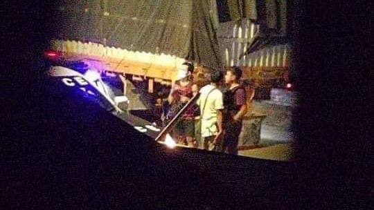At 8.30 a.m. on May25, Junta terrorists were inspecting a truck near Htun Market at the top of Phone Gyi Road in #Thaton. At gunpoint, everybody in the car was battered and examined.
#May25Coup 
#DeclineSACEdu 
#WhatsHappeningInMyanmar