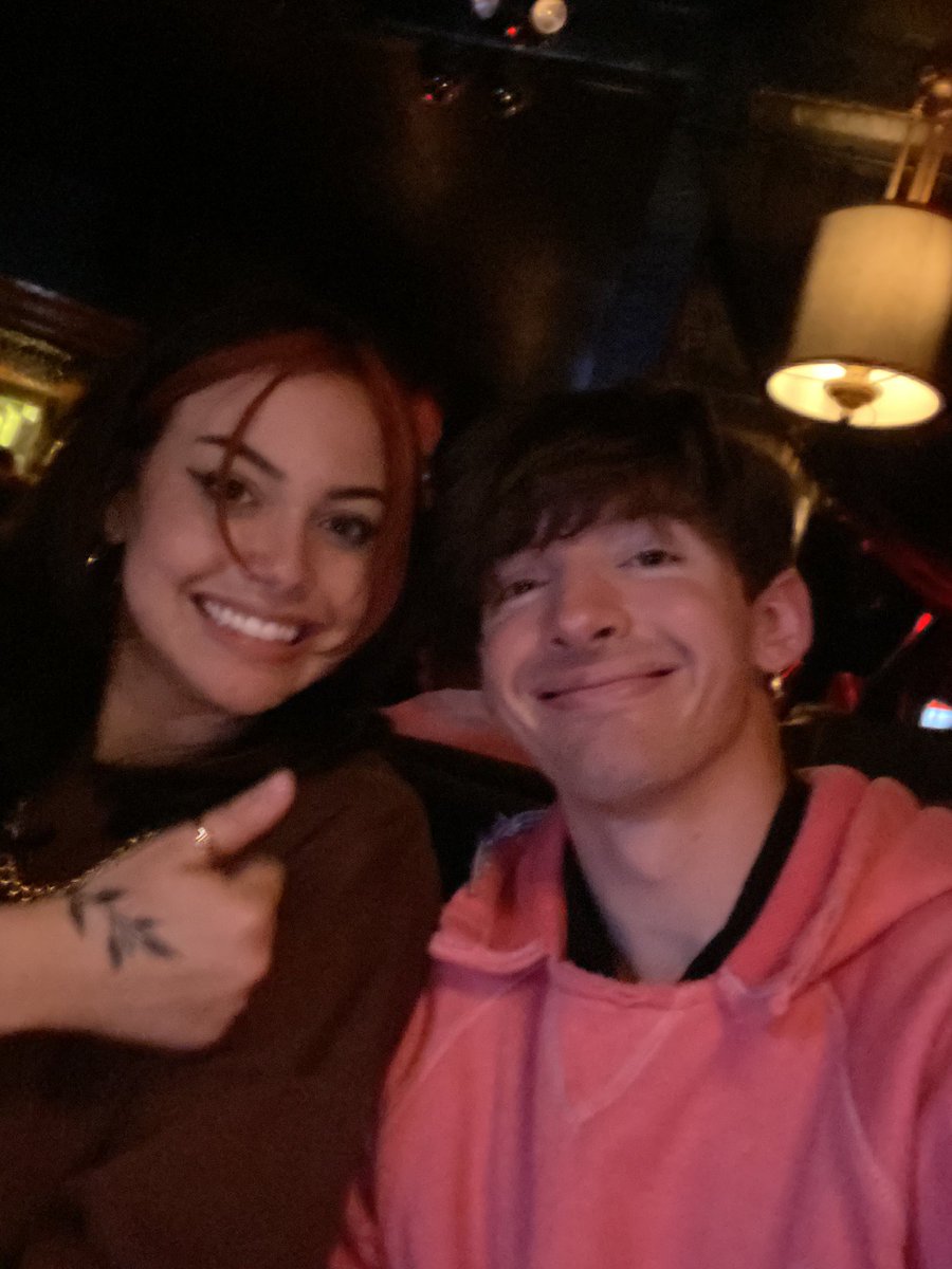 FlamingoRTBot's tweet photo. #RT @AlbertsStuff: Me and Paige ! Best friend moment 😎 https://t.co/ySlsi9d2LG