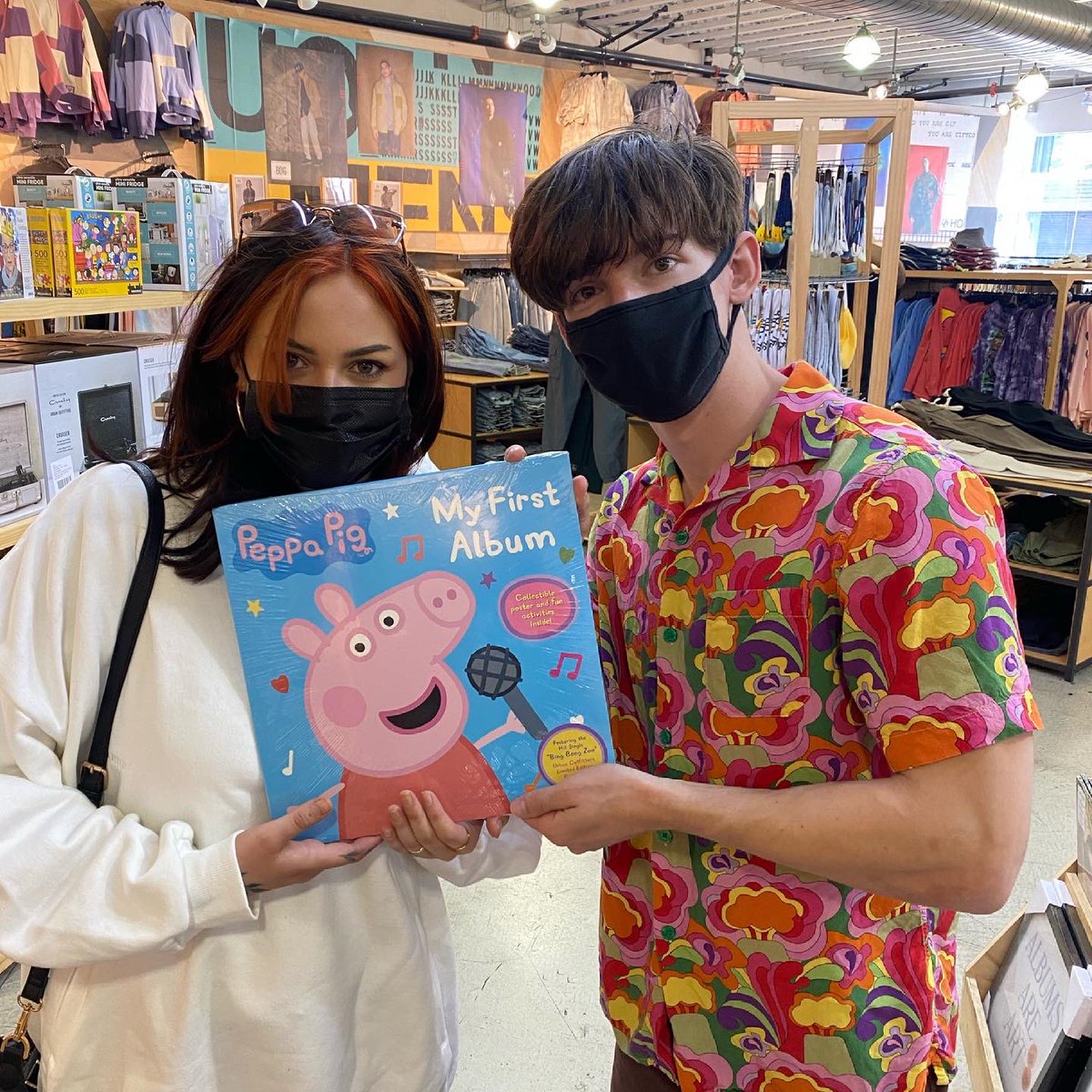 FlamingoRTBot's tweet photo. #RT @AlbertsStuff: Me and Paige ! Best friend moment 😎 https://t.co/ySlsi9d2LG