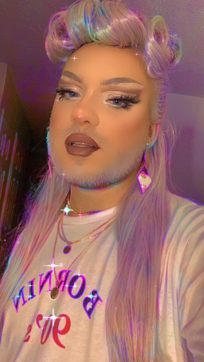 alexiglass's tweet photo. were you bornin 90’s? #dragqueen #drag #dragqueenmakeup #dragwig #CanadasDragRace https://t.co/xTDUbiI8W8