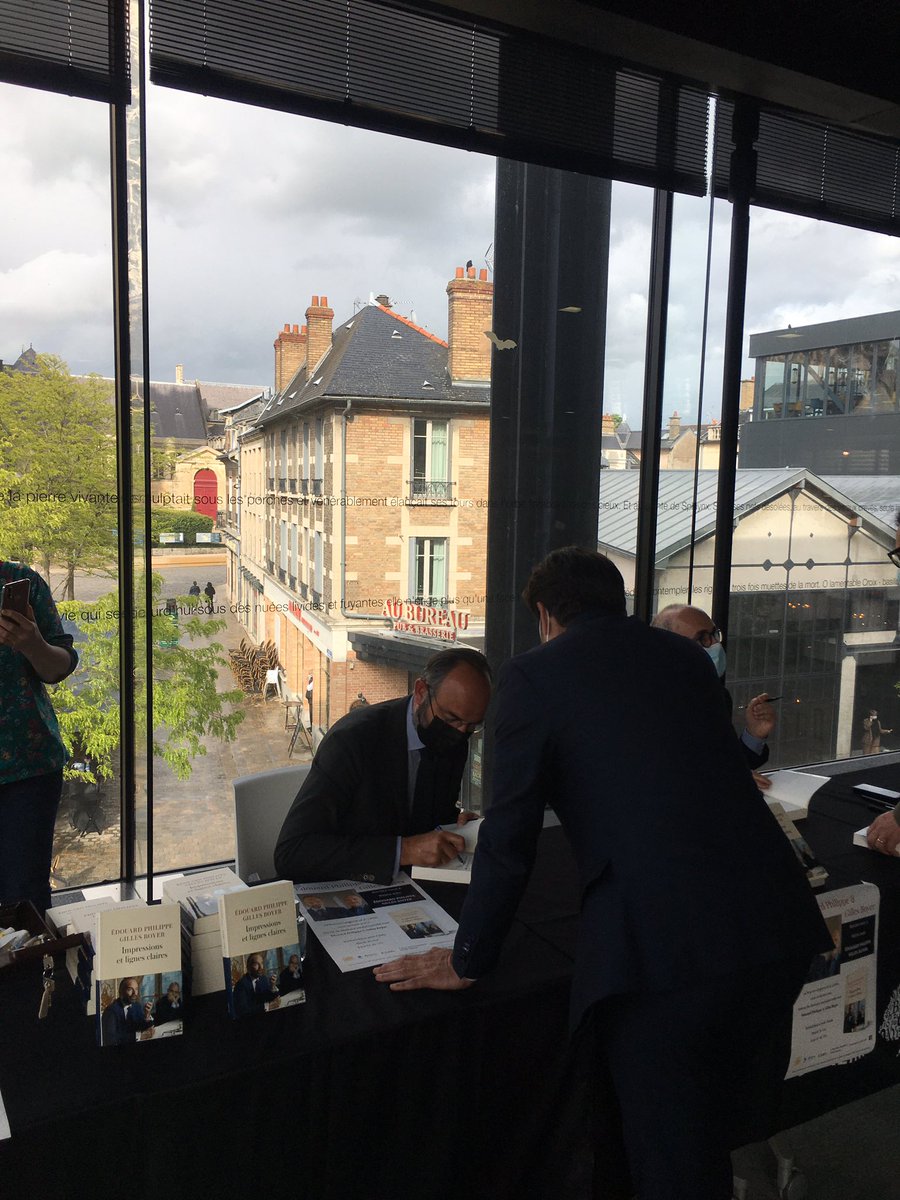 M_Lagasse's tweet image. Dédicace d’@EPhilippe_LH et de @GillesBoyer à la médiathèque de #Reims pour leur nouveau livre. Un moment privilégié en présence d’@ArnaudRobinet avant d’entamer la lecture de ces précieuses analyses, écrites par deux acteurs majeurs de la vie #politique française actuelle.