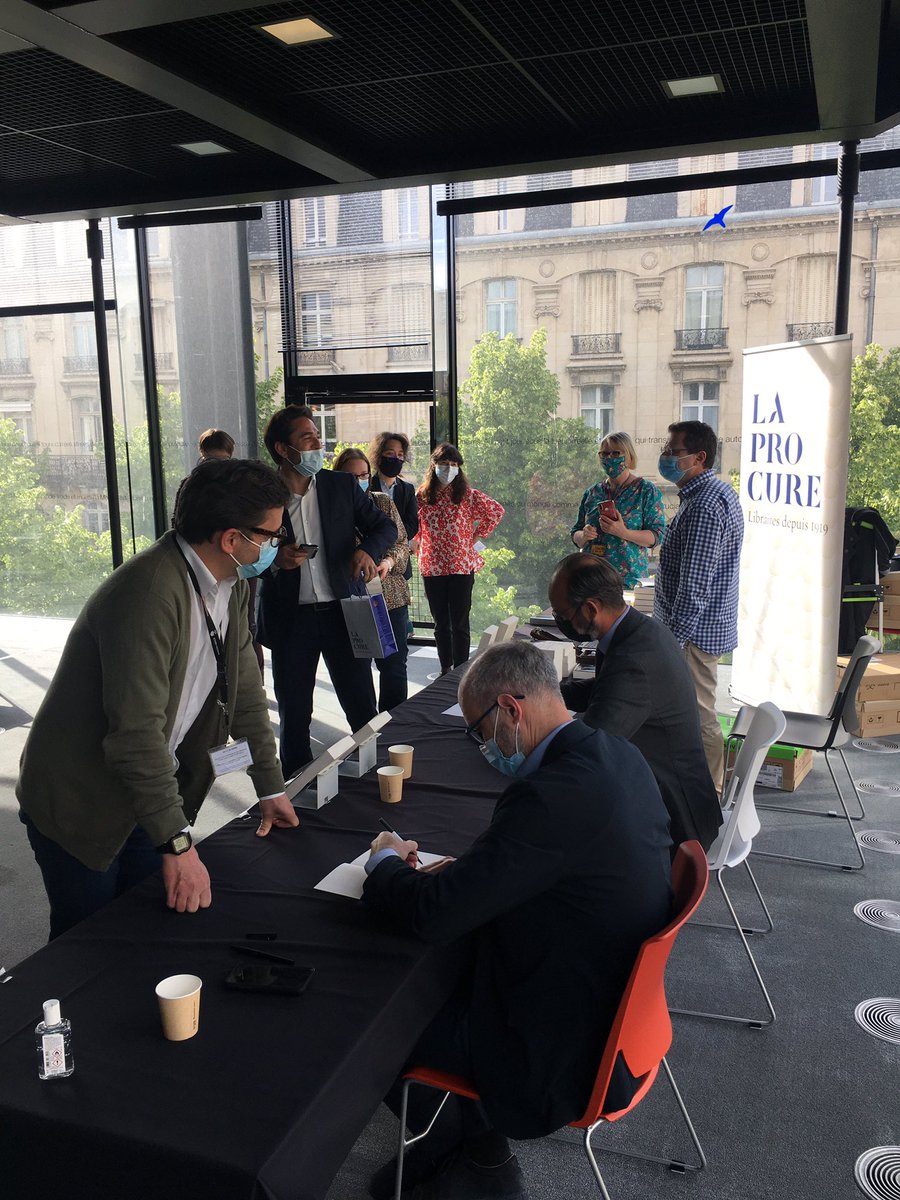 M_Lagasse's tweet image. Dédicace d’@EPhilippe_LH et de @GillesBoyer à la médiathèque de #Reims pour leur nouveau livre. Un moment privilégié en présence d’@ArnaudRobinet avant d’entamer la lecture de ces précieuses analyses, écrites par deux acteurs majeurs de la vie #politique française actuelle.