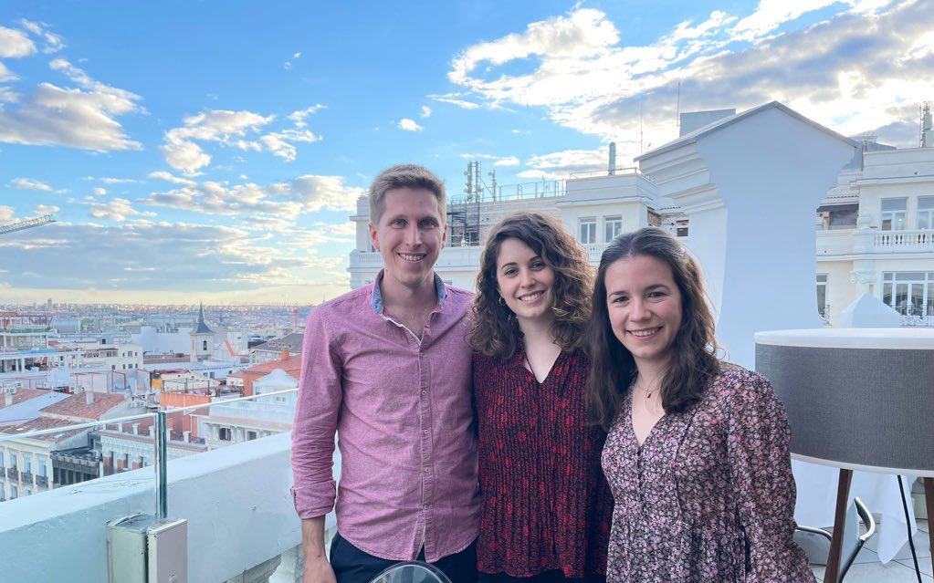 PauLazDC's tweet photo. Futuros resis, allá donde vayáis: lo mejor de vuestra residencia son las personas que tenéis alrededor y sobre todo vuestros coerres. Apoyaos los unos en los otros e impulsaos para crecer juntos. En mi caso, no podía haber tenido más suerte! @AndresHemato @Bea_dlCB sois lo mejor! https://t.co/WZGDHZk1lm