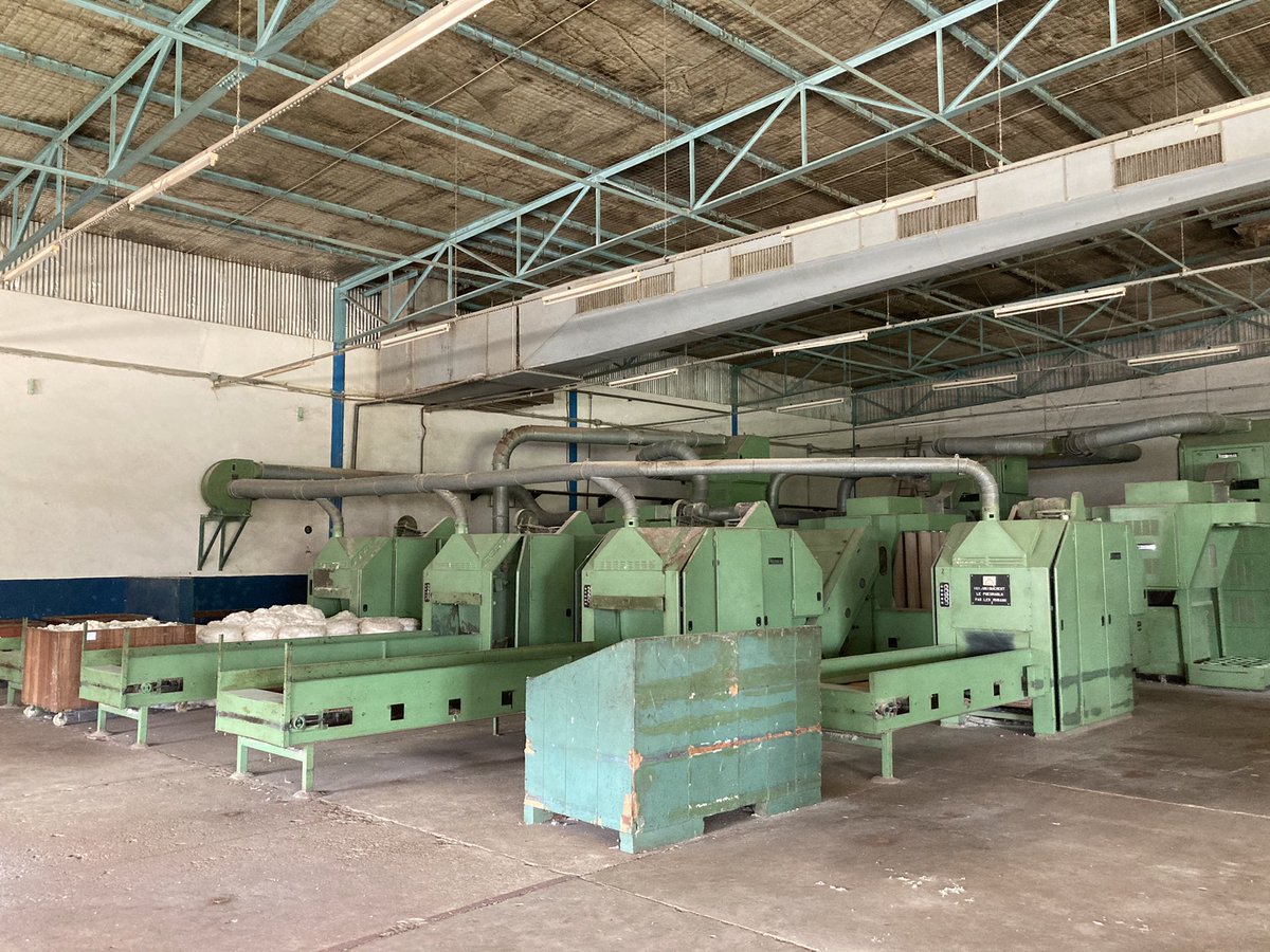 cbonnerot's tweet photo. #RDC À #Kisangani, la Sotexki, société textile inaugurée par Mobutu en 1974 est au bord de la faillite. Parmi les problèmes : la concurrence étrangère, le sous-investissement et surtout la dégradation des routes qui complique l’approvisionnement et l’export... 1/2 https://t.co/LyHzHvKavK