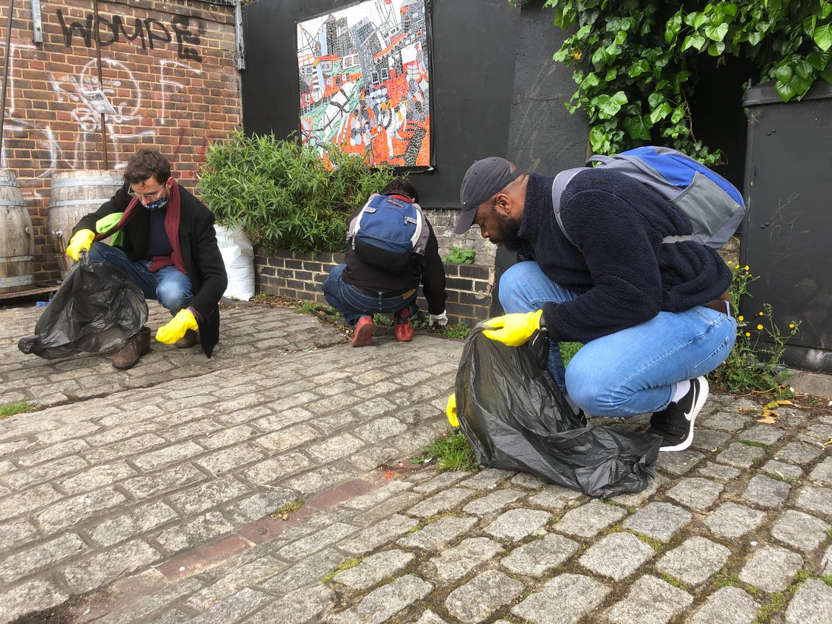 🌻 On #BiodiversityDay we organised a Canal #CleanUp in Islington, London!
🚮 Cigarette butts, beer cans, batteries, bike parts and even a rusted computer &amp; hard drive 🙈
💚 Biodiversity protection is at the heart of the Greens' action! #ZeroWaste #NoPlastic #GreenWave #EELV