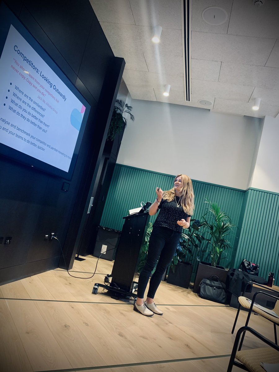 WildeSar's tweet photo. #BuildDay1 and the guru that is @AmyJayBird taking the audience through how do competitor analysis in a smart and valuable way https://t.co/VWvaTUtztJ