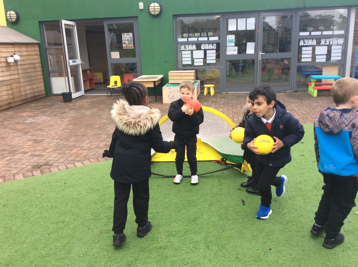 HenryWhipple1's tweet photo. Foundation have been learning how to play handball and developing their teamwork skills.
@NextLevelSportX
#PEenrichment
#PEexperience https://t.co/VrtDcbfXu6