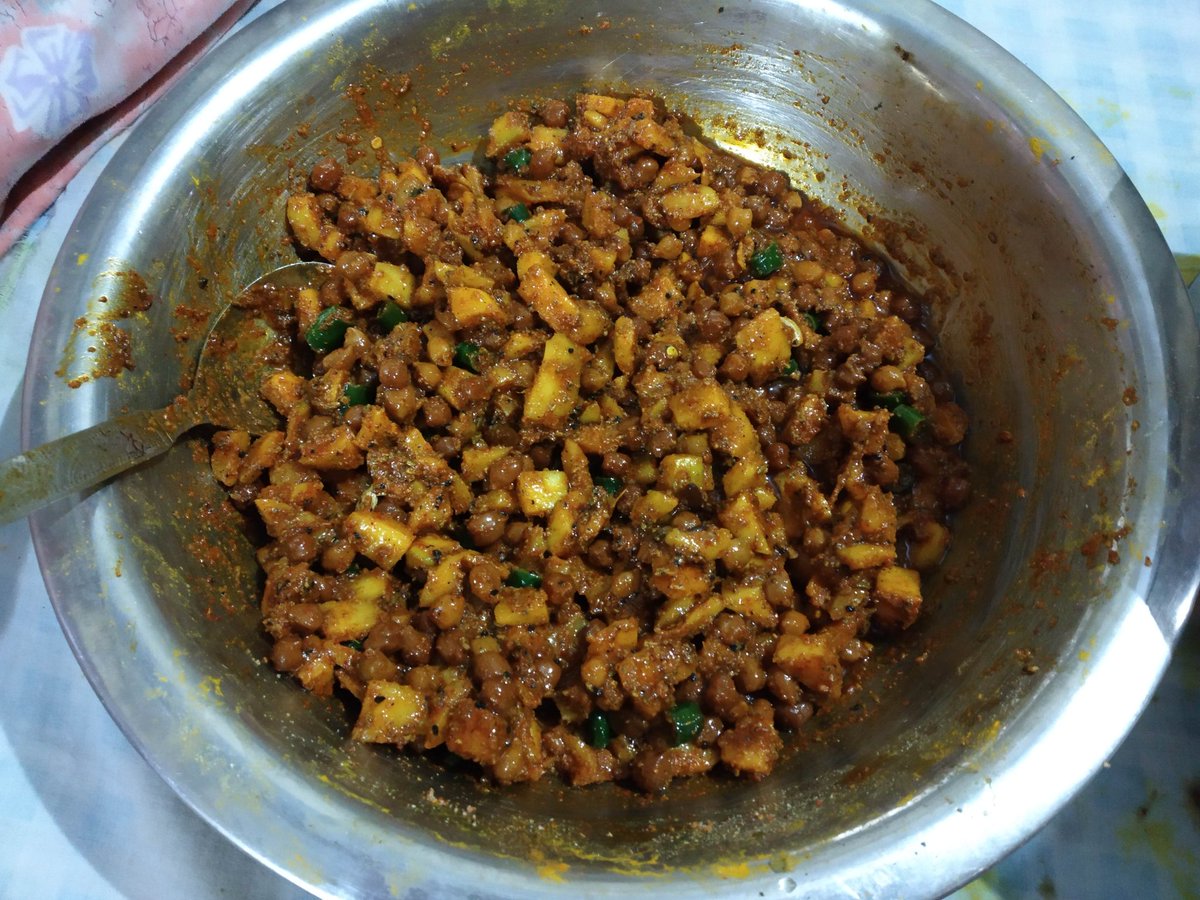 Sneeha_'s tweet image. I have made those deliciously tangy &amp;amp; sweet achars for the year. 😋
Here's the picture of my home-made achars( Aam ka &amp;amp; Mix  DesiChane ka Achar) 

#ILoveAchar
#RamdevFood