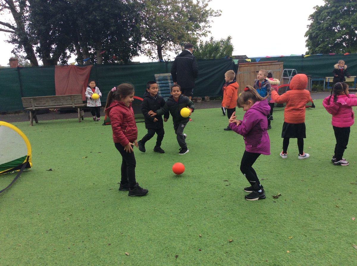HenryWhipple1's tweet photo. Foundation have been learning how to play handball and developing their teamwork skills.
@NextLevelSportX
#PEenrichment
#PEexperience https://t.co/VrtDcbfXu6