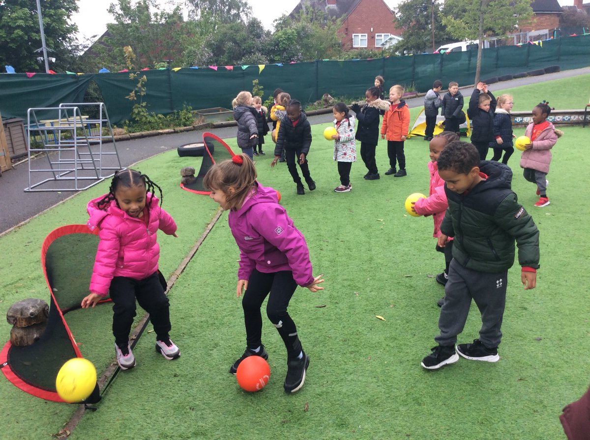 HenryWhipple1's tweet photo. Foundation have been learning how to play handball and developing their teamwork skills.
@NextLevelSportX
#PEenrichment
#PEexperience https://t.co/VrtDcbfXu6