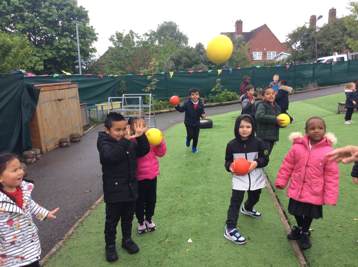 HenryWhipple1's tweet photo. Foundation have been learning how to play handball and developing their teamwork skills.
@NextLevelSportX
#PEenrichment
#PEexperience https://t.co/VrtDcbfXu6