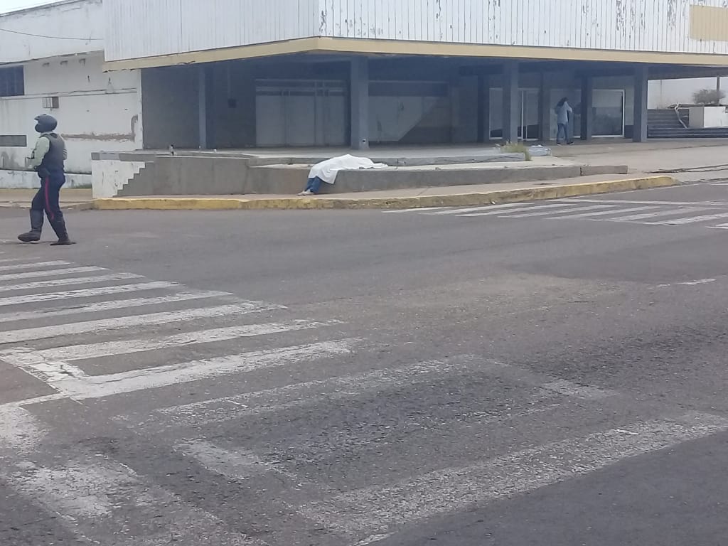 LDanieri's tweet photo. QUE CARAJO NOS PASA.

Un señor mayor iba en su bicicleta por Bella Vista y se detuvo, al parecer se sentía mal, falleció. Transeúntes se acercaron y le robaron la bicicleta, es asombrosa la poca humanidad de algunos. Mis condolencias a la familia. Terrible, realmente terrible. https://t.co/7aTIXRIoAW