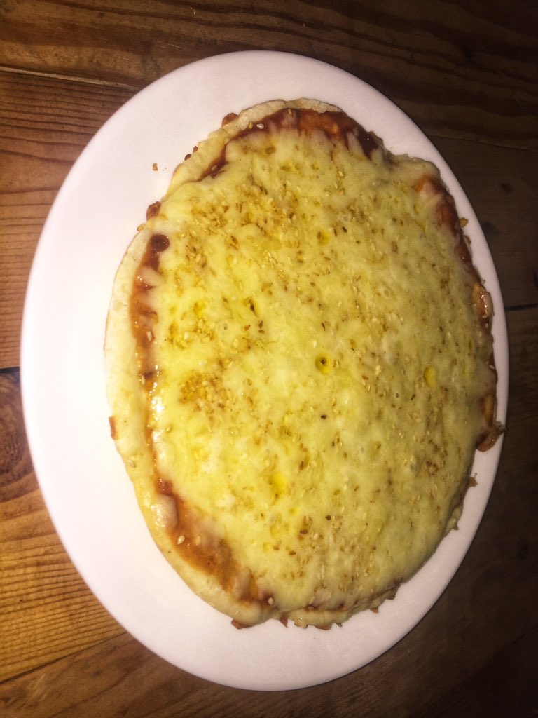 waynerjohn's tweet photo. how do you like your home-made cheese pizza? 

mine with roasted sesame seeds on top. 😋😋😋 https://t.co/0tWaISHcYQ