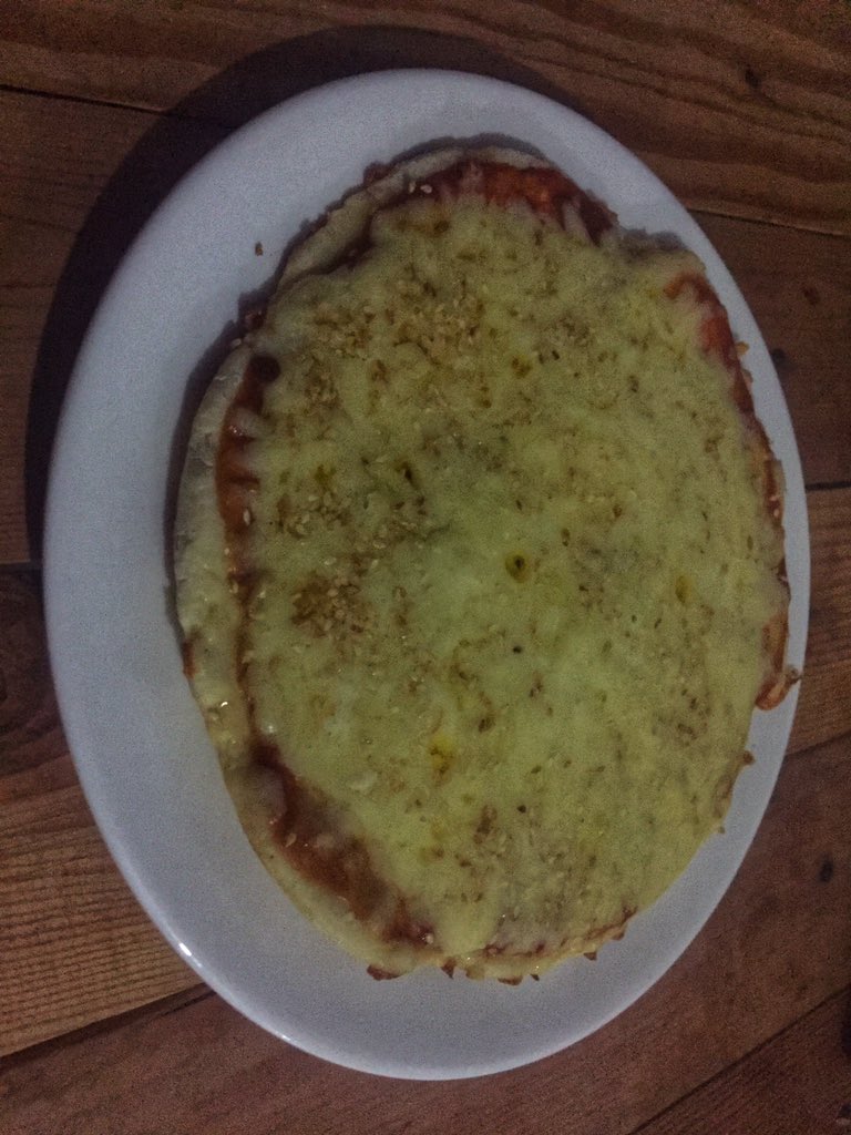 waynerjohn's tweet photo. how do you like your home-made cheese pizza? 

mine with roasted sesame seeds on top. 😋😋😋 https://t.co/0tWaISHcYQ