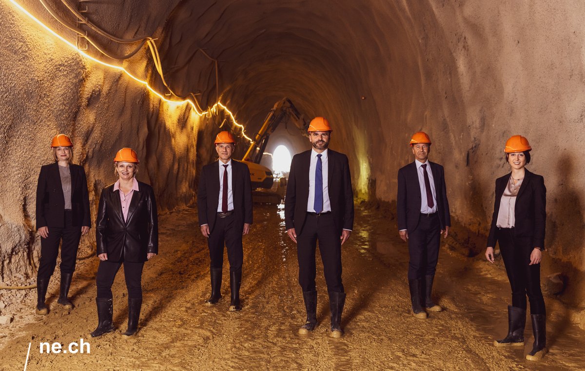 Etat_Neuchatel's tweet photo. La nouvelle photo officielle du Conseil d’État neuchâtelois pour l’année 2021-2022, dont la présidence revient à M. Laurent Favre, a été dévoilée ce mardi 25 mai. Cette photo a été prise au tunnel de Gibet, à Neuchâtel, un ouvrage actuellement en cours de réfection. https://t.co/6hO7eaa1Ld