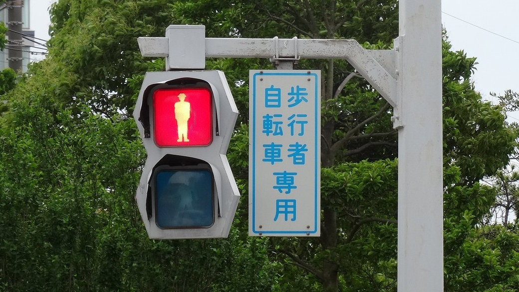 たこ 道路好団垢 在 Twitter 上 幕張の名物の一つと言えば この六角形のデザイン灯器 海浜幕張駅の西側では殆どがled灯器に切り替わったため壊滅状態ですが 東側ではこの名物灯器の姿が複数箇所で残っています 幕張海浜公園の近くにある予告灯 黄色 1灯 も 先日