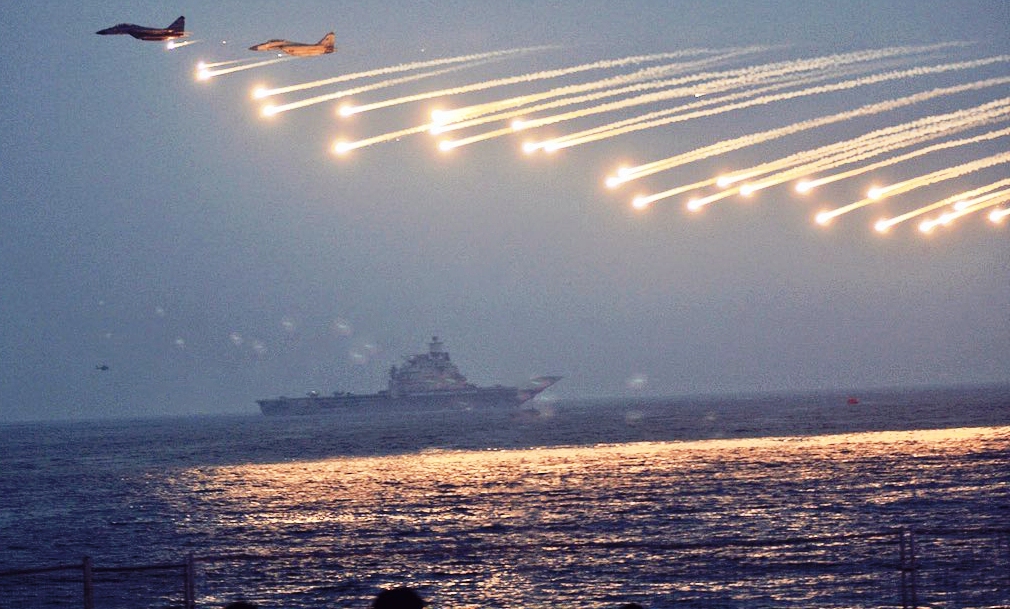 Amitraaz's tweet image. This scenery👌

#INSVikrmaditya
#ALHDhruv
#MiG29K