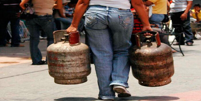 ElAragueno's tweet photo. Hasta $10 pagan en Aragua por una bombona de gas doméstico. #Región https://t.co/xJz1mIilJ4
