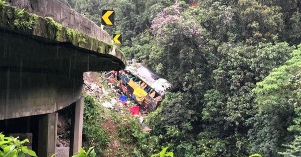 pngdosul's tweet photo. Transporte clandestino está por trás de 19 mortes em acidente entre SC e PR, diz polícia  https://t.co/JX7mRPgVLp https://t.co/ZD5ZknjIDK
