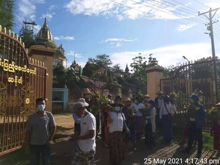 Lay2_474's tweet photo. Despite the military’s tight security, the Hpakant Lone Khin protest against military coup was successful this evening. #May25Coup  #DeclineSACEdu  #WhatsHappeningInMyanmar https://t.co/QSew0Cagjn