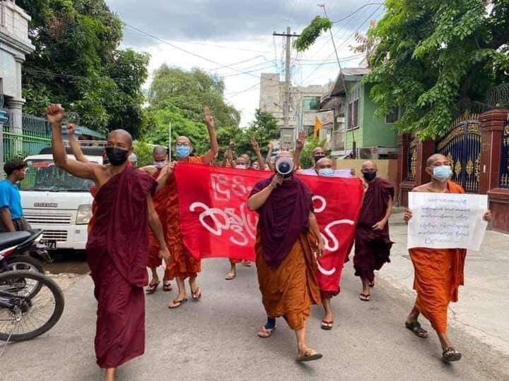 Lay2_474's tweet photo. Monks from the Mandalay Sangha Union recited prayers and prayed for the safety of Myanmar's citizens today. #May25Coup  #DeclineSACEdu  #WhatsHappeningInMyanmar https://t.co/z8Xq30HXBq