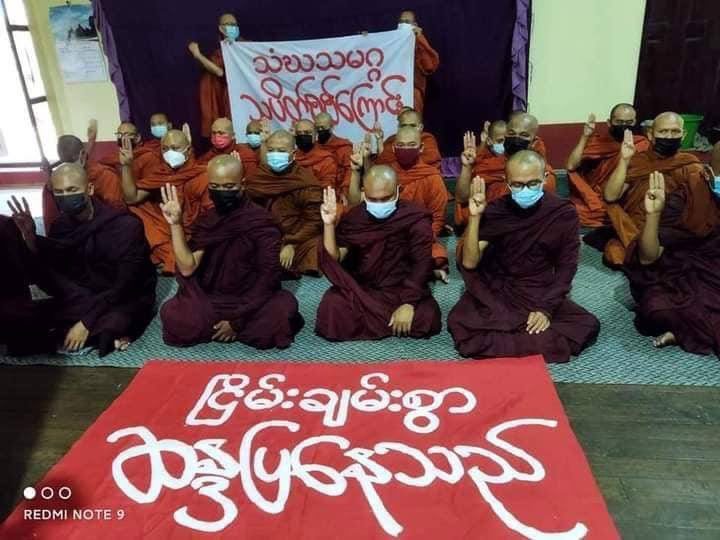 Lay2_474's tweet photo. Monks from the Mandalay Sangha Union recited prayers and prayed for the safety of Myanmar's citizens today. #May25Coup  #DeclineSACEdu  #WhatsHappeningInMyanmar https://t.co/z8Xq30HXBq