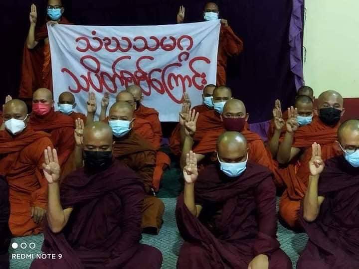 Lay2_474's tweet photo. Monks from the Mandalay Sangha Union recited prayers and prayed for the safety of Myanmar's citizens today. #May25Coup  #DeclineSACEdu  #WhatsHappeningInMyanmar https://t.co/z8Xq30HXBq