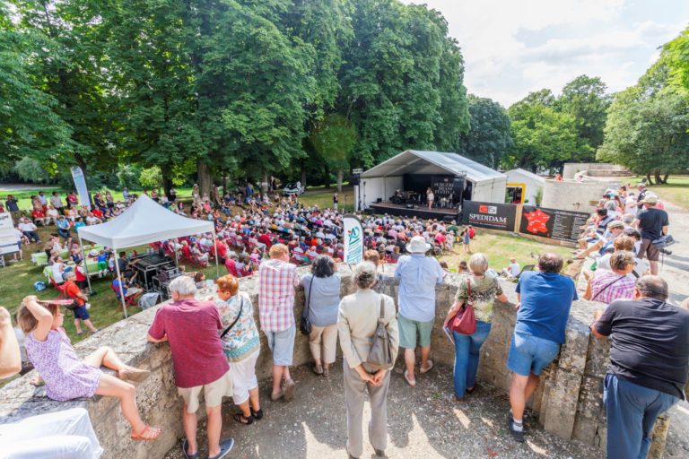LHebdo17's tweet photo. 🌴 En route pour les Antilles avec le Surgères Brass festival.
Le Brass festival a pour tête d’affiche Kassav’ pour son édition 2021 qui se déroulera les 15, 16 et 17 juillet.
➡ https://t.co/QZHkvleN05 https://t.co/zmCHXHHmQp