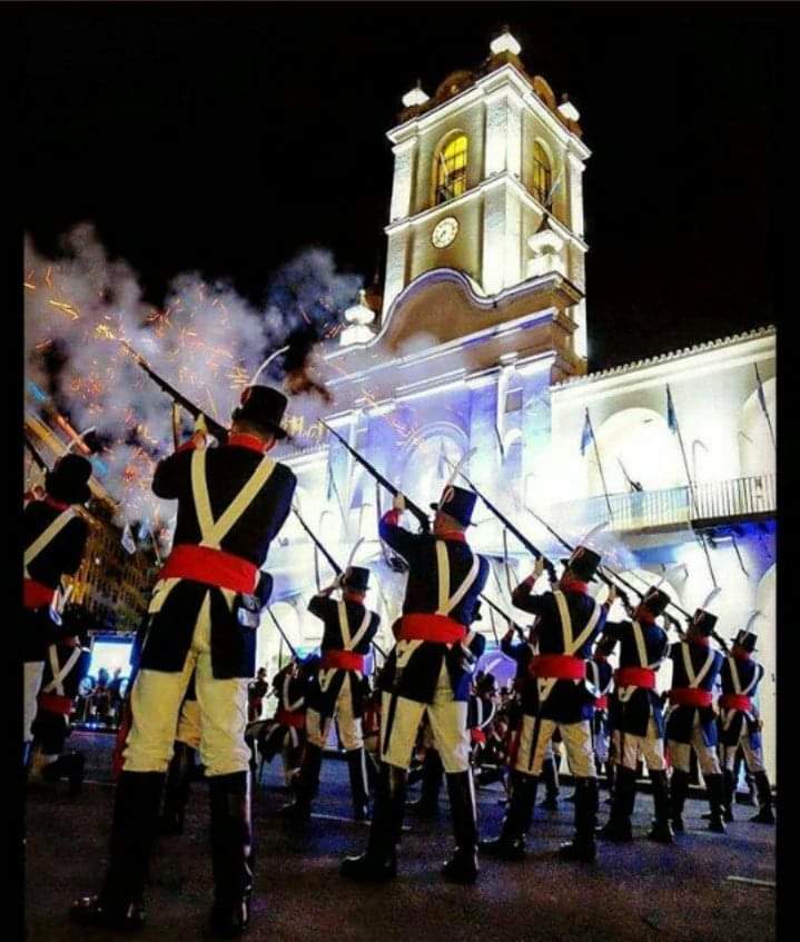 consorcioCSM's tweet photo. "Sean eternos los laureles que supimos conseguir" 🕊🌿

 ¡Feliz 25 de mayo, argentinos!

 A la Patria la hacemos entre todos, cada día. Enarbolemos con orgullo nuestra 🇦🇷. https://t.co/5Cy6OoxzY7