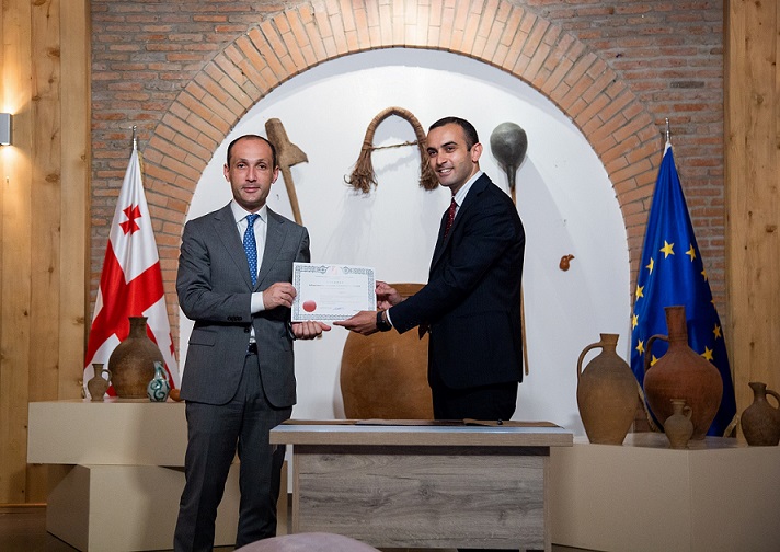 Qvevri is the first non-agricultural product, registered
as Geographical Indication.🗓️Signature of the certificate of registration was handed at the National Wine Museum, by <a href="/m_davitadze/">Mindia Davitadze</a> and Minister Levan Davitashvili ➡️bit.ly/34dJDrh