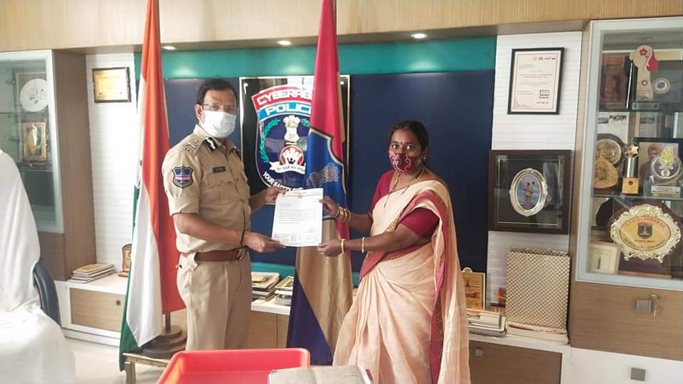 Sivaparvathijsp's tweet photo. *సినీ నటి శ్రీరెడ్డి పై సైబరాబాద్ కమిషనరేట్  సీపీ  సజ్జనార్ కు ఫిర్యాదు చేసిన తెలంగాణ జనసేన వీర మహిళా విభాగం*

M. కావ్య
ఛైర్మెన్
తెలంగాణ వీరమహిళా విభాగం https://t.co/sqW4houMAr