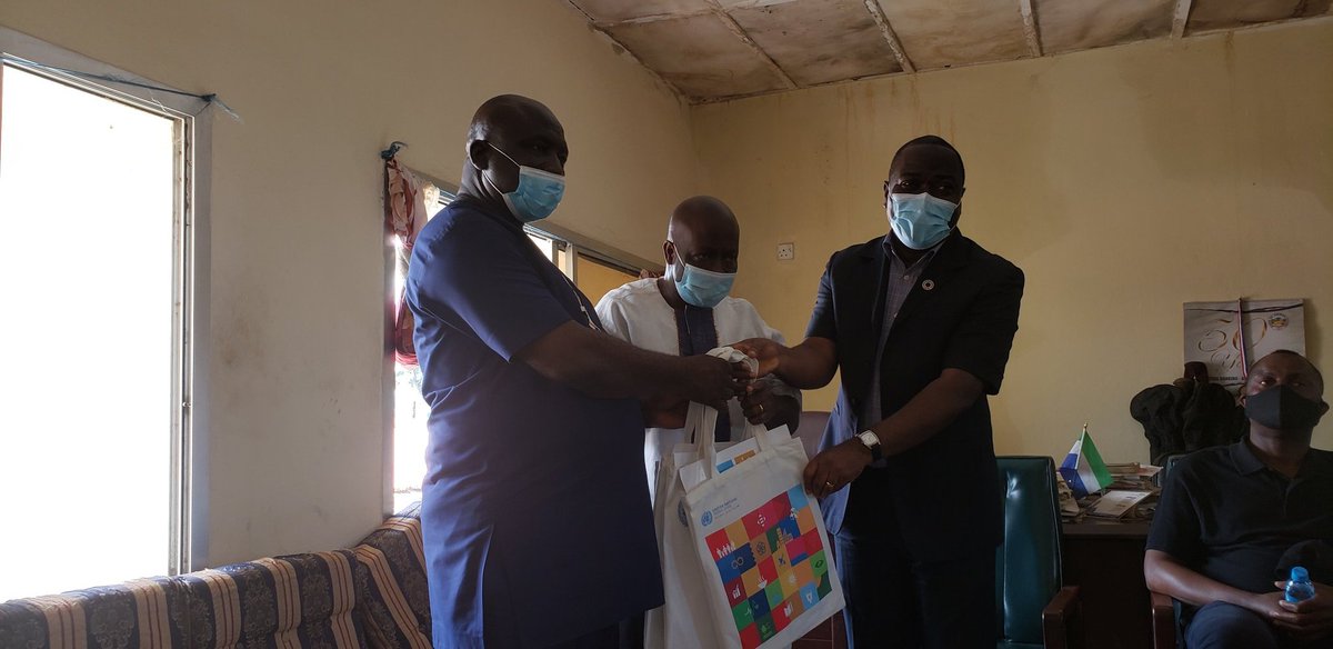 UNSierraLeone's tweet image. @UNSierraLeone  Resident Coordinator Babatunde Ahonsi together with the Reps of @WFPS_Leone @UNDPSierraLeone  and @IOMSierraLeone pay courtesy call on  Resident Minister, South, Mohamed K Alie in Bo today. The RC briefed him on progress at @IOMSierraLeone projects in Sumbuya.