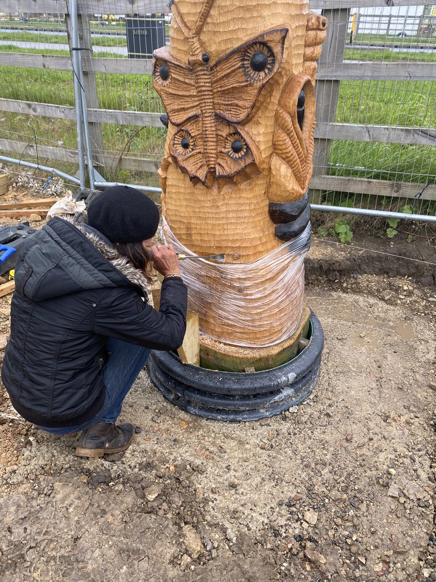 CLHM92's tweet photo. We all took a deep breath as the first sculpture is lifted into place in Oakhill Country Park. The sculpture has taken artist Natasha Houseago 4 months to carve from a single piece of Green Oak. It really brings the elements of nature to life the industrial landscape. https://t.co/aRhNBgpMta