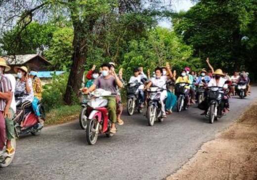 Lay2_474's tweet photo. This evening, a motorcycle strike was staged in Amyint village, Monywa, to protest the dictatorship. #May25Coup  #DeclineSACEdu  #WhatsHappeningInMyanmar https://t.co/35z3gWkvyj