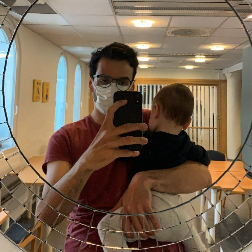 kaveh_rashidi's tweet photo. (Tråd: 1/6)

Forrige uke tok jeg med sønnen på 1-årskontroll. Han var 100% frisk, med et immunforsvar som lett kunne takle de fleste sykdommer. Og de sykdommene han ikke kan takle, de er sjeldne i samfunnet. Likevel anbefalte legen og helsesykepleieren ham å ta vaksine. https://t.co/WZoUGMpeDZ