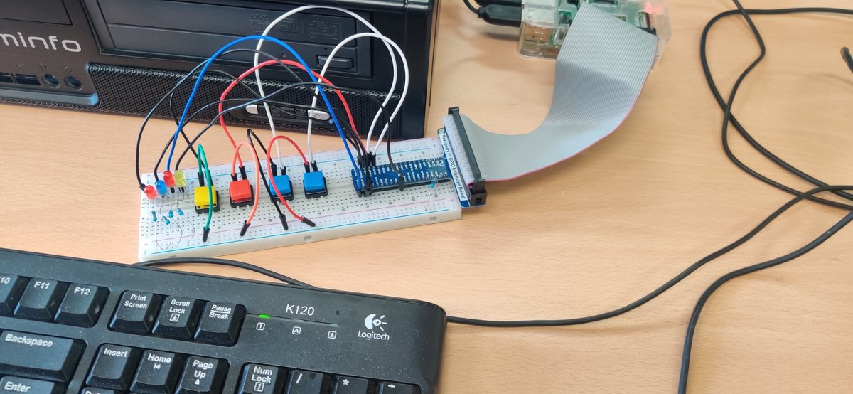Nos cinquièmes 🧑‍🏫  continuent l'exploitation des raspberry 👨‍💻et du matériel Arduino en commandant des LED et un afficheur 7 segment grâce à des boutons poussoirs 🖲️🤖