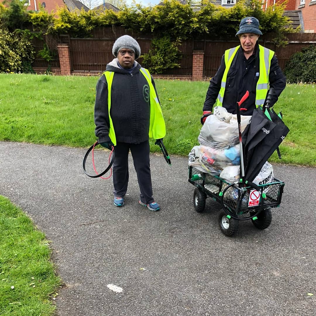 Litterwatch1's tweet photo. #tuesdayvibesπ« with kizzy, Henry and two other #volunteers they have been out on #ChanceDrive #Smethwick collected 6 bags of #Litter, 1 chair and a umbrella
Well done guys π
#AdoptAStreet
@SercoESUK
@sandwellcouncil
#Thankyousomuch
#volunteeringmakesadifference https://t.co/u2vcqOdpQs