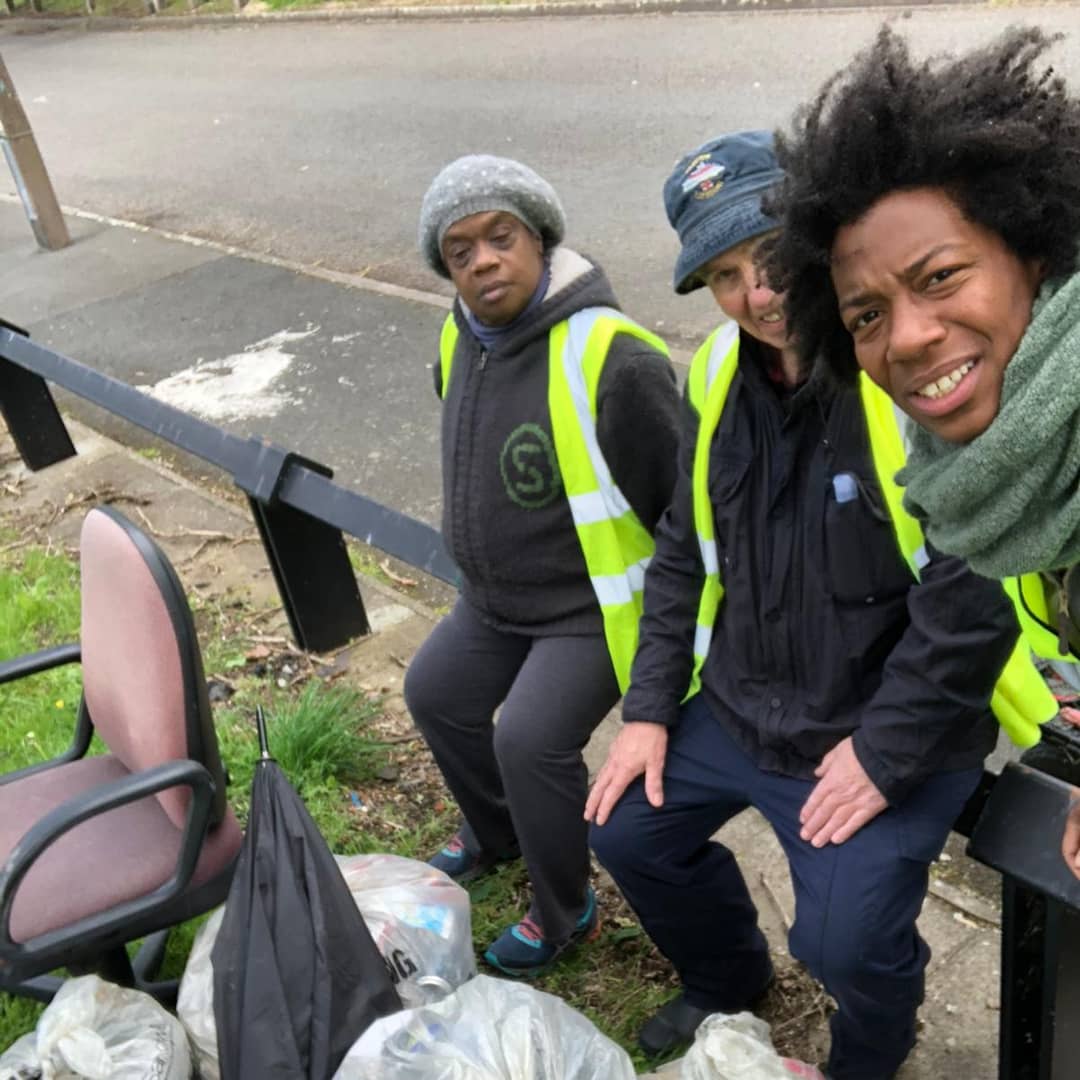 Litterwatch1's tweet photo. #tuesdayvibesπ« with kizzy, Henry and two other #volunteers they have been out on #ChanceDrive #Smethwick collected 6 bags of #Litter, 1 chair and a umbrella
Well done guys π
#AdoptAStreet
@SercoESUK
@sandwellcouncil
#Thankyousomuch
#volunteeringmakesadifference https://t.co/u2vcqOdpQs