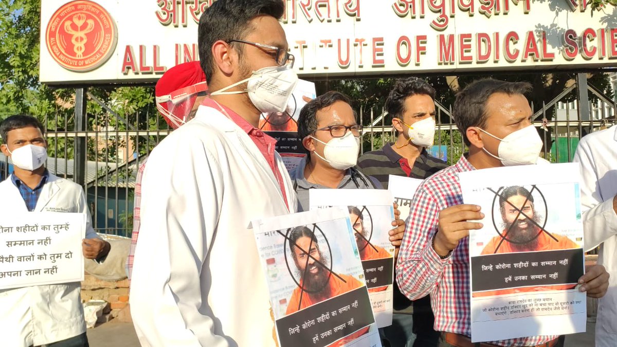 AIIMSRDA's tweet photo. Symbolic Protest against BABA RAMDEV by Doctors of AIIMS.
#ArrestQuackRamdev https://t.co/v1SDHoW7kp
