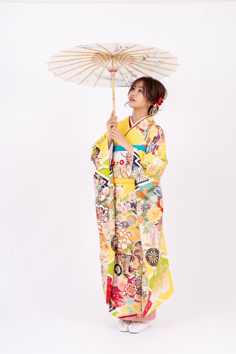 kyumuu's tweet photo. 成人式振袖撮影
スタジオでの全身撮影のお写真です。
記事の方もちょっとだけ更新しました。

和装撮影の場合は
和傘
手まり
お花
扇子
和装バッグ
こんな感じのアイテムを用意すると撮影しやすいですね。
もちろん全部は大変なので1～2点で良いと思います。

#振袖
#愛媛ポートレート会 https://t.co/zYsf2g4TF7