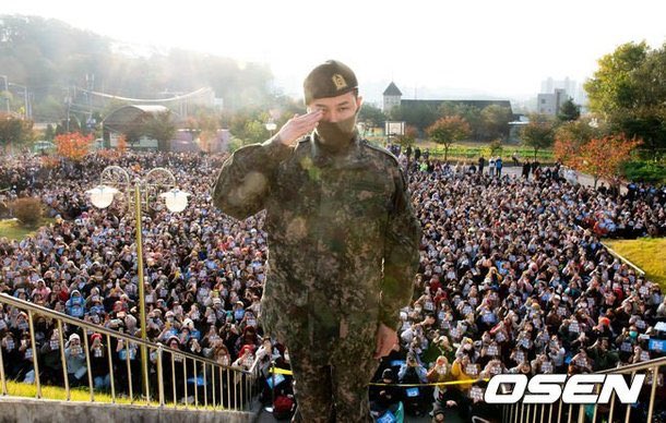 catieevvip's tweet photo. Gdragon remains as the idol with the most iconic military send off and discharge. He holds the record of most attended korean solo act before he enlist and having the most attended discharge with more than 3,000 fans 😌 https://t.co/Bp7ddYRZwf