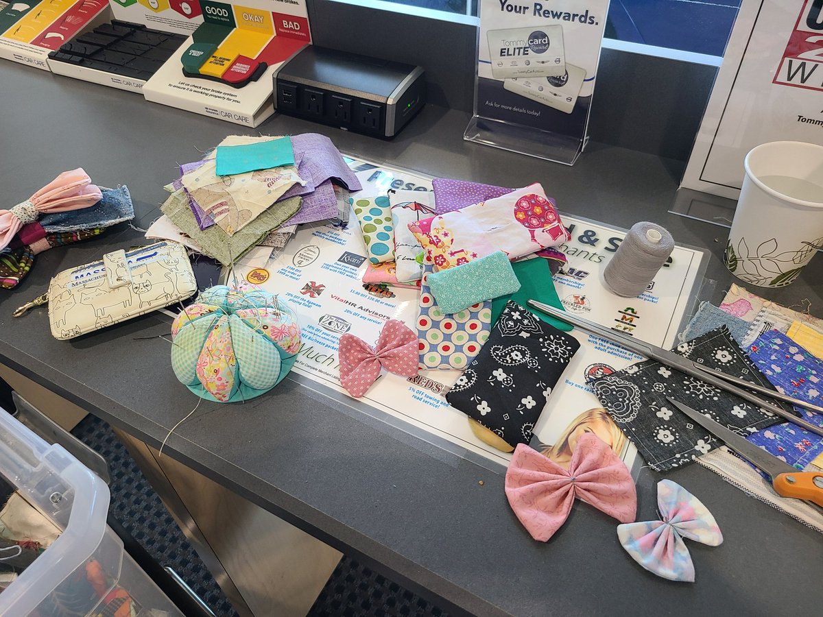 MOMpackMcraft's tweet photo. Working my other side hustle while waiting for my car to get a new tirrod(?), a 2 hour plus job. #sewing #WorkFromHome #workwhereyouare #makingprettythings @Analinaragdolls https://t.co/MTUHyHq1mF
