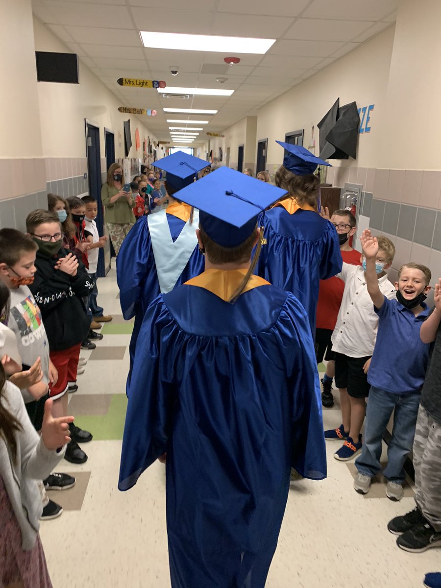 So wonderful to see our seniors walk the hallways of Eagle Mountain Elementary <a href="/EagleMountainEL/">Eagle Mountain Elem</a> <a href="/EMSISD/">EMS ISD</a> <a href="/LDunn426/">Lisa Dunn</a>  <a href="/NikaDavis11/">Nika Davis</a>