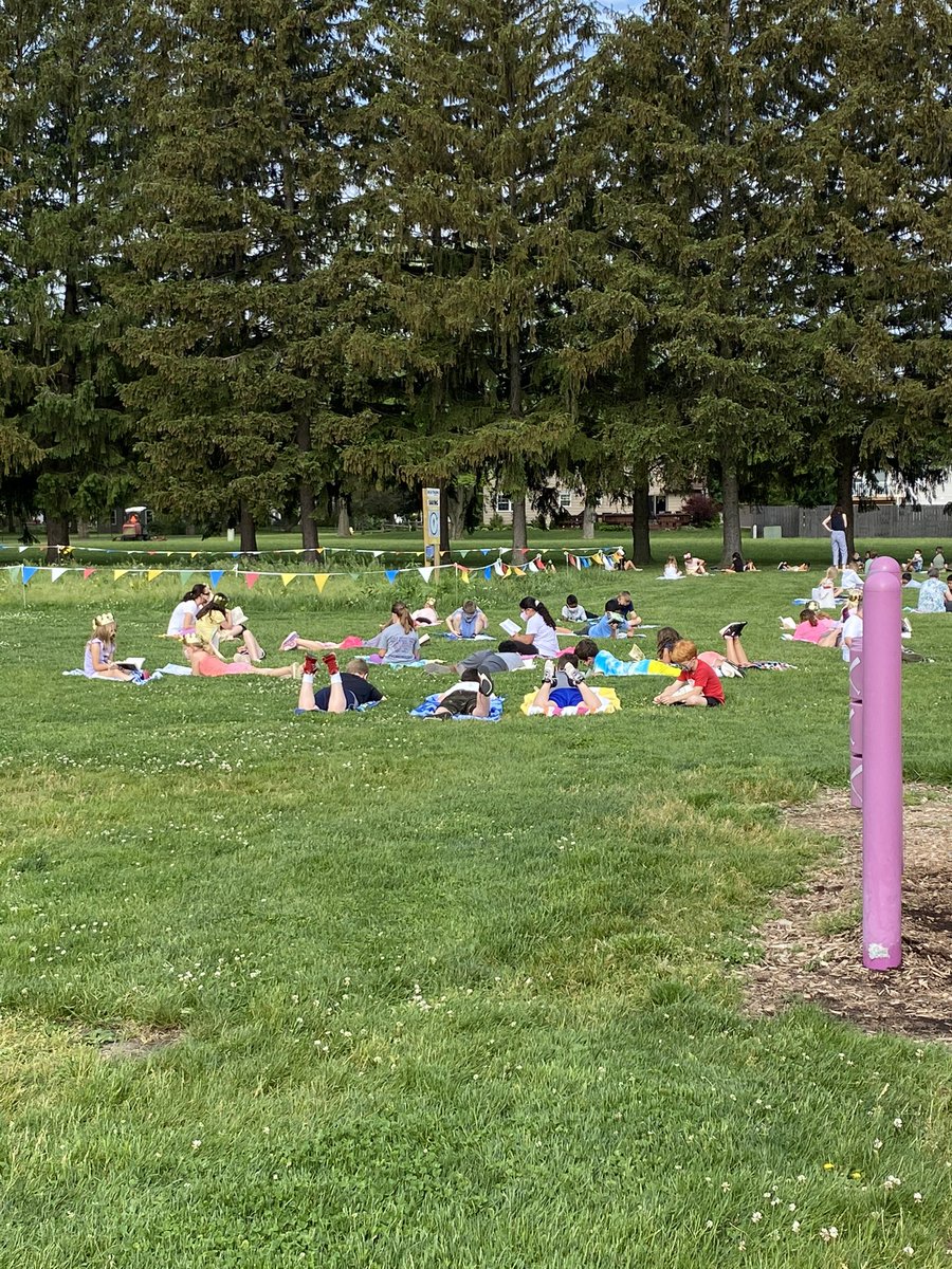 MrsO19761815's tweet photo. Everywhere I look today, all my eyes can see, are Fairfield students taking part, in the awesome Right to Read! #FairfieldRocks #ReadaBook #MaumeeSchools https://t.co/wtS8iEak5U