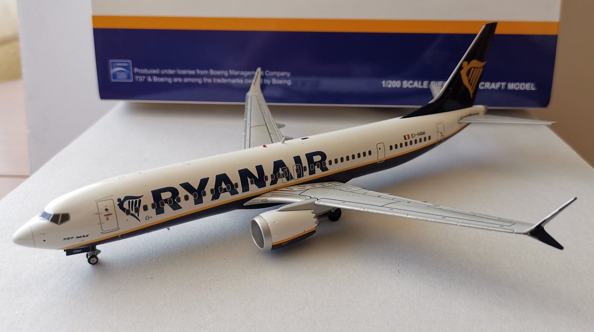 pedrospotter's tweet photo. #BuenasTardes los #B737Max8 están de vuelta, hemos incorporado una nueva maqueta a la coleccion:
#JCwings
#scale1200
Ref.: XX2258
#Boeing #B737Max8 @Ryanair
Registro: EI-HAT
#diecast #Diecastescala #miniaturas #maquetas #Modelismo @Ryanair_ES #maquetasdeaviones https://t.co/6EVkJAYwWQ
