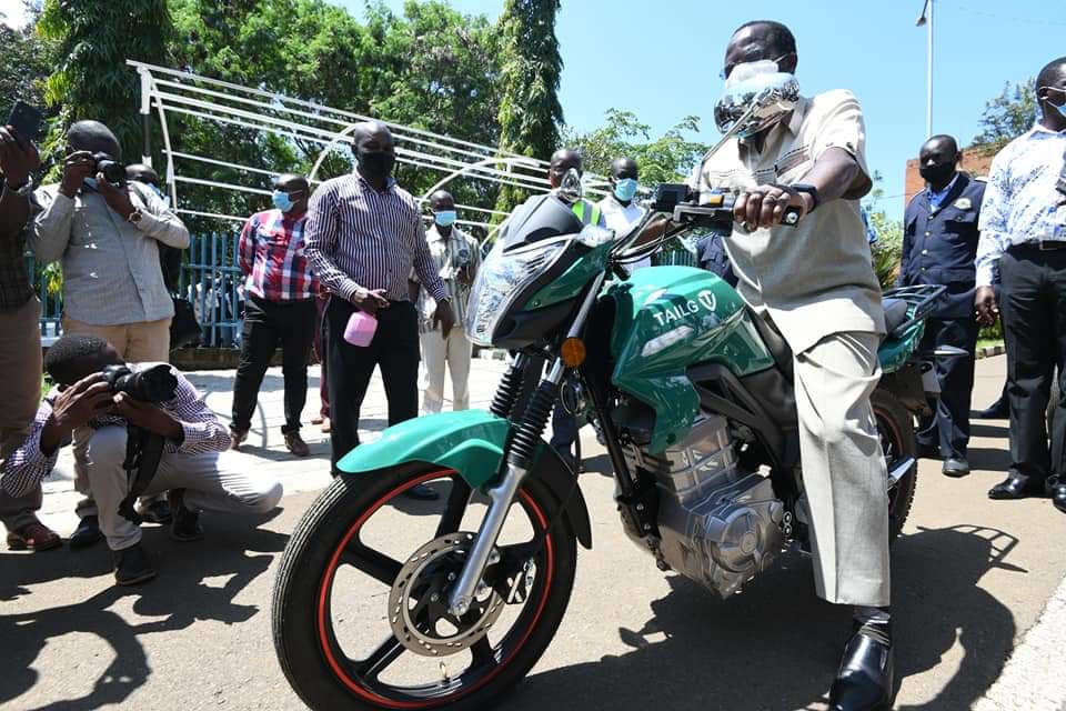 WeTu_Kenya's tweet photo. @KisumuCountyKE Government launches #ebikes for use by Village Administrators, thanks to support from @UNEP_Africa.
#better &amp; #Cleanermobility for the Lakeside City to reduce #toxiccarbon emissions, the way to go.
https://t.co/LiqUpvNYDp https://t.co/Sns6F85dX8